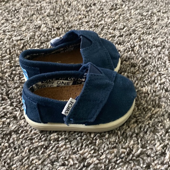 Toms - Picture 2 of 5